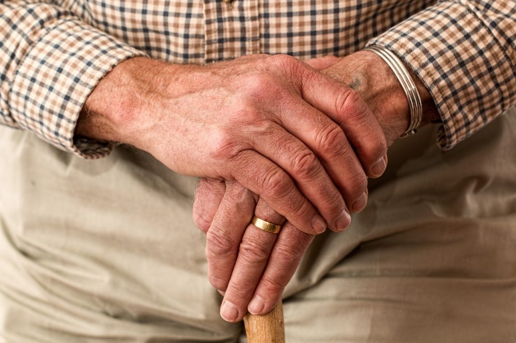 personnes âgées, mains, anneau