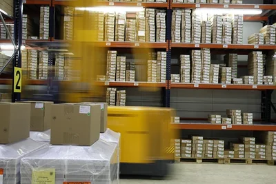 Marquage au sol entrepôt logistique : bonnes pratiques et solutions en 2025