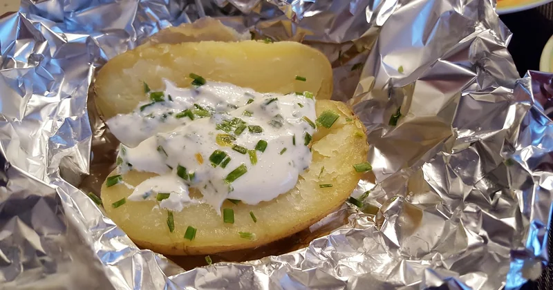 Pomme de terre au four entière dans de l'aluminium : le vrai compromis