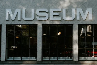 Cloisons Acoustiques pour Musées : L’Art de Réinventer les Espaces d’Exposition